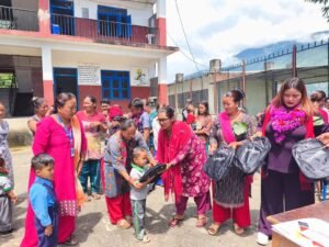 आईएमई लाइफ इन्स्योरेन्स र समाजसेवीहरूको सहयोगमा विद्यार्थीलाई शैक्षिक सामग्री
